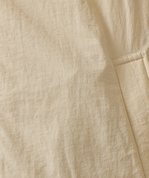 abahouse mavie(アバハウスマヴィ)の「フェイクレザーナイロン中綿ベスト(ダウンベスト・レディース・グレイッシュベージュ/ブラック・フリー)」の11枚目の写真