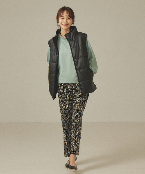 abahouse mavie(アバハウスマヴィ)の「フェイクレザーナイロン中綿ベスト(ダウンベスト・レディース・グレイッシュベージュ/ブラック・フリー)」の12枚目の写真