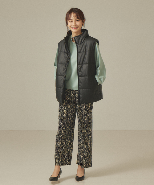 abahouse mavie(アバハウスマヴィ)の「フェイクレザーナイロン中綿ベスト(ダウンベスト・レディース・グレイッシュベージュ/ブラック・フリー)」の14枚目の写真