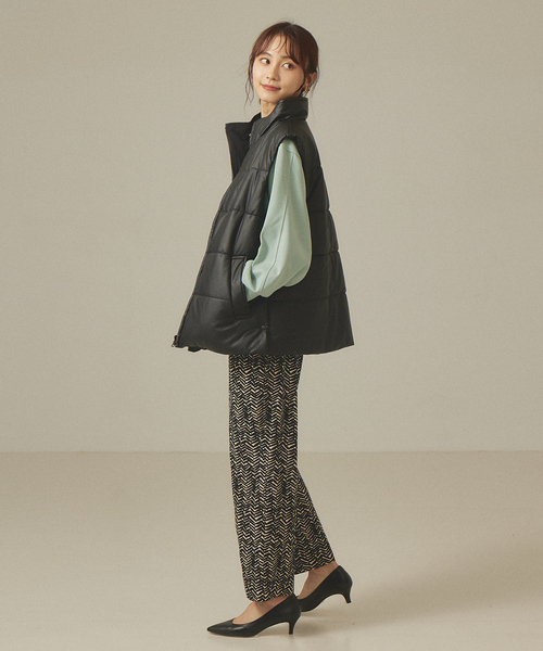 abahouse mavie(アバハウスマヴィ)の「フェイクレザーナイロン中綿ベスト(ダウンベスト・レディース・グレイッシュベージュ/ブラック・フリー)」の15枚目の写真