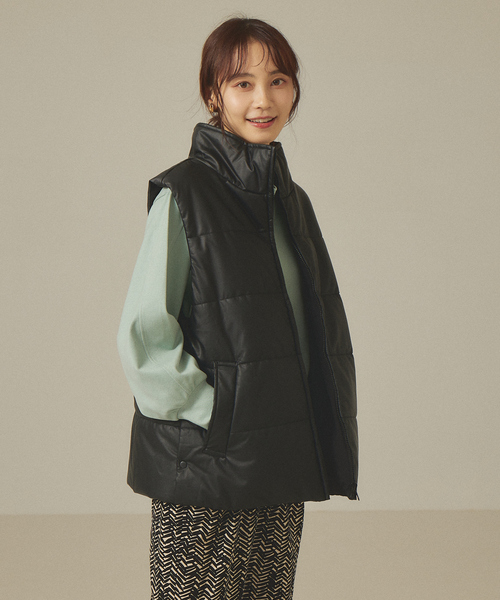 abahouse mavie(アバハウスマヴィ)の「フェイクレザーナイロン中綿ベスト(ダウンベスト・レディース・グレイッシュベージュ/ブラック・フリー)」の16枚目の写真