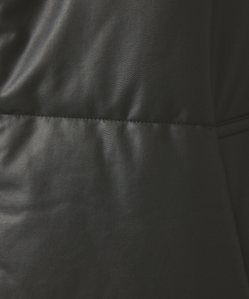 abahouse mavie(アバハウスマヴィ)の「フェイクレザーナイロン中綿ベスト(ダウンベスト・レディース・グレイッシュベージュ/ブラック・フリー)」の20枚目の写真