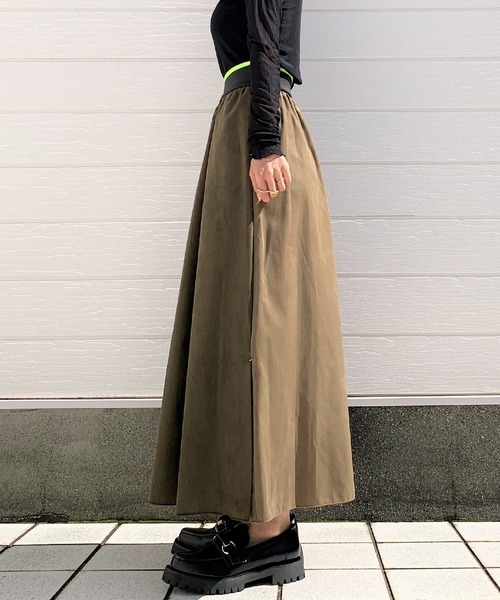 Q（キュー）の「スエードタッチマキシスカート（スカート・レディース・チャコールグレー/カーキ・MEDIUM）」の4枚目の写真