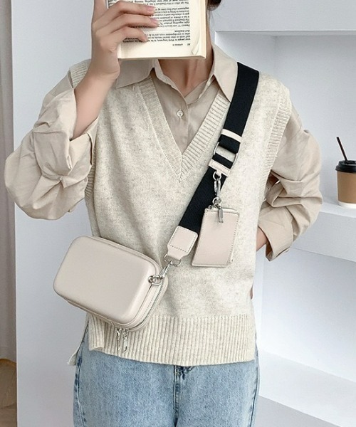 B.R.U（ブル）の「【男女兼用】コインケース付きハードケースバッグ（ショルダーバッグ・メンズ・ホワイト/ブラック・FREE）」の2枚目の写真