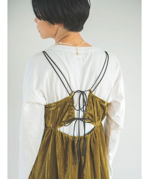 Ungrid(アングリッド)の「ベロアギャザーキャミワンピース(ワンピース・レディース・マスタード/ブルー/ブラック・FREE)」の18枚目の写真