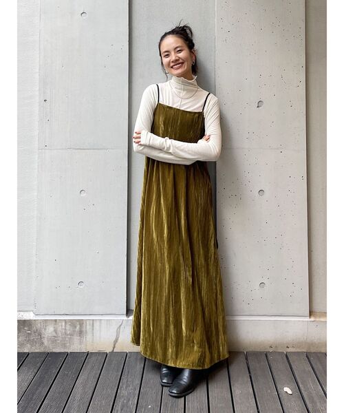 Ungrid(アングリッド)の「ベロアギャザーキャミワンピース(ワンピース・レディース・マスタード/ブルー/ブラック・FREE)」の6枚目の写真