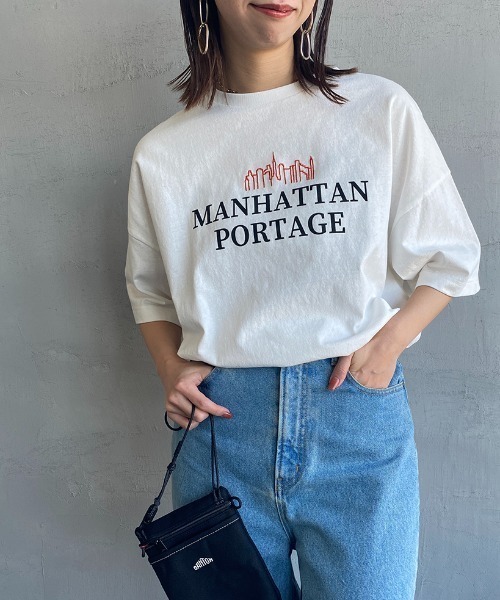 Manhattan Portage（マンハッタンポーテージ）の「【VERY 5月号掲載】[MANHATTAN PORTAGE/マンハッタンポーテージ] 別注 ショート丈ロゴプリントTシャツ（Tシャツ/カットソー・レディース・グリーン/ホワイト/グレー/ブラック・F）」の2枚目の写真