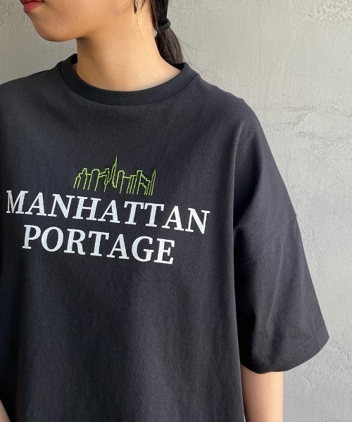 Manhattan Portage（マンハッタンポーテージ）の「【VERY 5月号掲載】[MANHATTAN PORTAGE/マンハッタンポーテージ] 別注 ショート丈ロゴプリントTシャツ（Tシャツ/カットソー・レディース・グリーン/ホワイト/グレー/ブラック・F）」の3枚目の写真