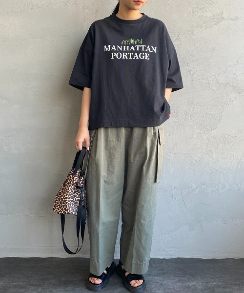 Manhattan Portage（マンハッタンポーテージ）の「【VERY 5月号掲載】[MANHATTAN PORTAGE/マンハッタンポーテージ] 別注 ショート丈ロゴプリントTシャツ（Tシャツ/カットソー・レディース・グリーン/ホワイト/グレー/ブラック・F）」の6枚目の写真
