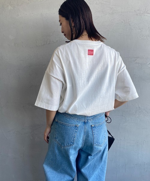 Manhattan Portage（マンハッタンポーテージ）の「【VERY 5月号掲載】[MANHATTAN PORTAGE/マンハッタンポーテージ] 別注 ショート丈ロゴプリントTシャツ（Tシャツ/カットソー・レディース・グリーン/ホワイト/グレー/ブラック・F）」の10枚目の写真