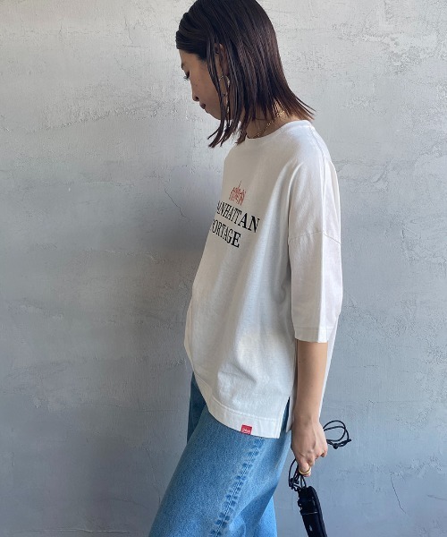 Manhattan Portage（マンハッタンポーテージ）の「【VERY 5月号掲載】[MANHATTAN PORTAGE/マンハッタンポーテージ] 別注 ショート丈ロゴプリントTシャツ（Tシャツ/カットソー・レディース・グリーン/ホワイト/グレー/ブラック・F）」の14枚目の写真