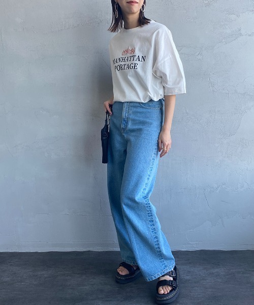 Manhattan Portage（マンハッタンポーテージ）の「【VERY 5月号掲載】[MANHATTAN PORTAGE/マンハッタンポーテージ] 別注 ショート丈ロゴプリントTシャツ（Tシャツ/カットソー・レディース・グリーン/ホワイト/グレー/ブラック・F）」の5枚目の写真