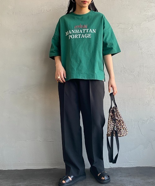 Manhattan Portage（マンハッタンポーテージ）の「【VERY 5月号掲載】[MANHATTAN PORTAGE/マンハッタンポーテージ] 別注 ショート丈ロゴプリントTシャツ（Tシャツ/カットソー・レディース・グリーン/ホワイト/グレー/ブラック・F）」の8枚目の写真