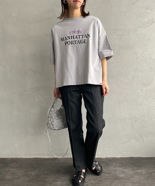 Manhattan Portage（マンハッタンポーテージ）の「【VERY 5月号掲載】[MANHATTAN PORTAGE/マンハッタンポーテージ] 別注 ショート丈ロゴプリントTシャツ（Tシャツ/カットソー・レディース・グリーン/ホワイト/グレー/ブラック・F）」の7枚目の写真