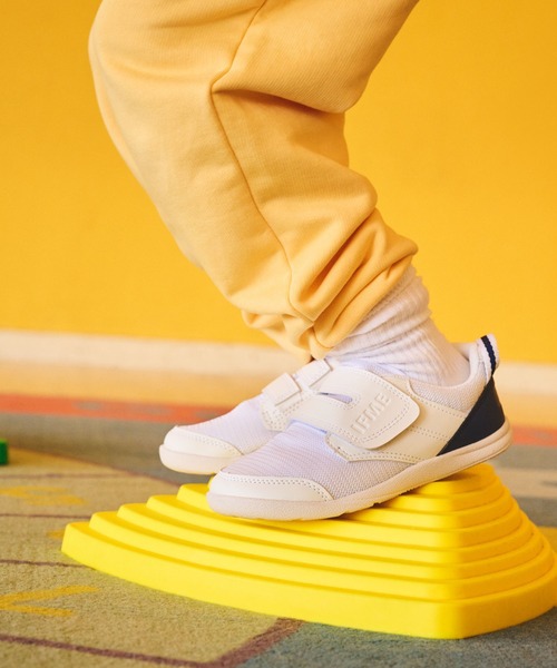 IFME（イフミー）の「SCHOOL｜IFME 息するソール上履きフレキシブルソールワンベルトタイプ（スリッポン・キッズ・ホワイト/ネイビー/レッド・18.5cm/17.0cm/17.5cm/19.5cm/19.0cm/15.0cm/16.0cm/20.5cm/20.0cm/15.5cm/16.5cm/21.0cm/18.0cm/21.5cm/23.5cm/22.5cm/22.0cm/24.0cm/23.0cm）」の22枚目の写真