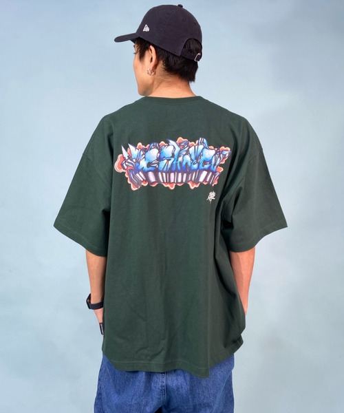 DC(ディーシー)の「【ムラサキスポーツ別注】DC/ディーシー×Takeee8コラボモデル オーバーサイズTシャツ バックプリント グラフィックTee/クルーネック ヘビーウェイト DST232050(Tシャツ/カットソー・メンズ・グリーン/ブラック/ホワイト・M/L/XL)」の1枚目の写真