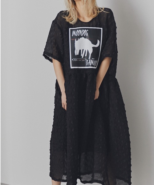 OKIRAKU×ROSE BUD ムーンドッグ グラフィック シアーワンピース OKIRAKU（オキラク）の「(OKIRAKU×ROSE BUD)ムーンドッグ