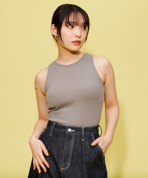 FOREVER 21（フォーエバー トゥエンティーワン）の「【BASIC】カップ付きアメスリタンク（タンクトップ・レディース・ブラック/オフホワイト/グレー・MEDIUM/SMALL）」の18枚目の写真