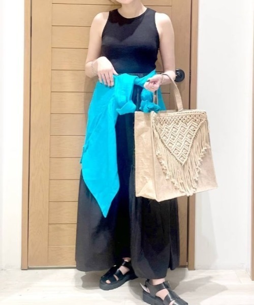 FOREVER 21（フォーエバー トゥエンティーワン）の「【BASIC】カップ付きアメスリタンク（タンクトップ・レディース・ブラック/オフホワイト/グレー・MEDIUM/SMALL）」の21枚目の写真