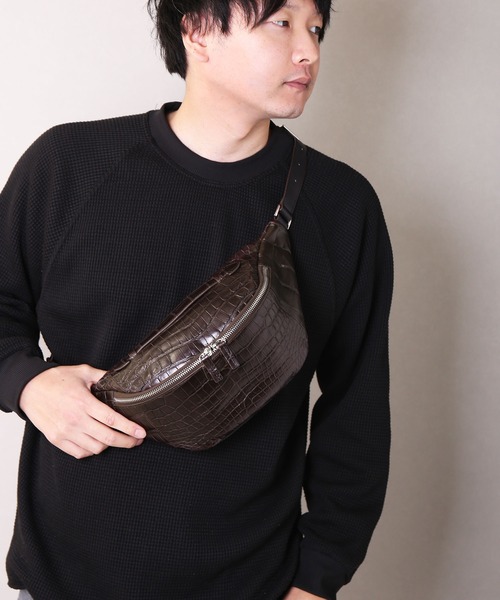 sankyo shokai(サンキョウショウカイ)の「クロコダイルレザーウエストバッグ マット加工ボディバッグ(ボディバッグ/ウエストポーチ・メンズ・ベージュ/インディゴブルー/ネイビー/ブラック系/ダークブラウン/ピンク/キャメル/ブルー/グレー/ダークグリーン/ブラック/ワイン・FREE)」の5枚目の写真