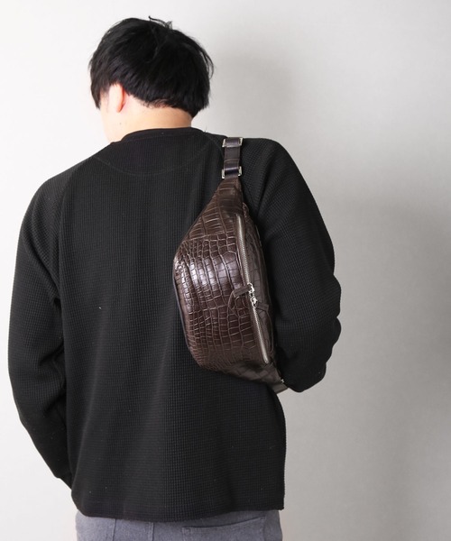 sankyo shokai(サンキョウショウカイ)の「クロコダイルレザーウエストバッグ マット加工ボディバッグ(ボディバッグ/ウエストポーチ・メンズ・ベージュ/インディゴブルー/ネイビー/ブラック系/ダークブラウン/ピンク/キャメル/ブルー/グレー/ダークグリーン/ブラック/ワイン・FREE)」の15枚目の写真