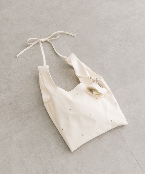 loti（ロティ）の「loti コインケース付スタッズミニトート（トートバッグ・レディース・アイボリー/ブラック・ONE SIZE）」の11枚目の写真