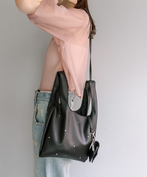 loti（ロティ）の「loti コインケース付スタッズミニトート（トートバッグ・レディース・アイボリー/ブラック・ONE SIZE）」の6枚目の写真