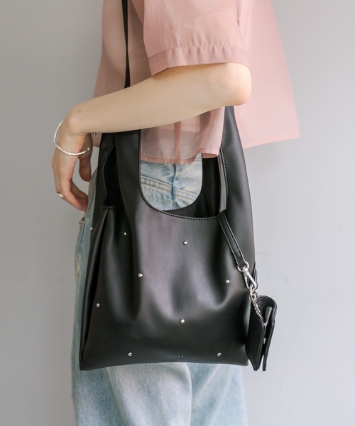 loti（ロティ）の「loti コインケース付スタッズミニトート（トートバッグ・レディース・アイボリー/ブラック・ONE SIZE）」の8枚目の写真