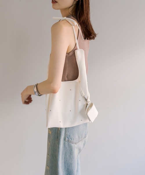 loti（ロティ）の「loti コインケース付スタッズミニトート（トートバッグ・レディース・アイボリー/ブラック・ONE SIZE）」の5枚目の写真