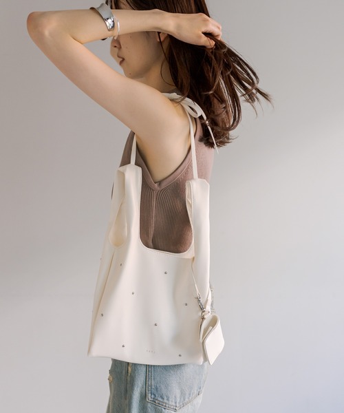 loti（ロティ）の「loti コインケース付スタッズミニトート（トートバッグ・レディース・アイボリー/ブラック・ONE SIZE）」の4枚目の写真