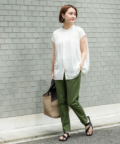 URBAN RESEARCH（アーバンリサーチ）の「2WAY割繊ギャザーブラウス（シャツ/ブラウス・レディース・グリーン/ネイビー/オフホワイト/チャコールグレー・FREE）」の5枚目の写真