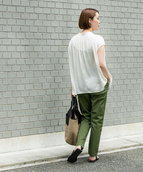 URBAN RESEARCH（アーバンリサーチ）の「2WAY割繊ギャザーブラウス（シャツ/ブラウス・レディース・グリーン/ネイビー/オフホワイト/チャコールグレー・FREE）」の11枚目の写真