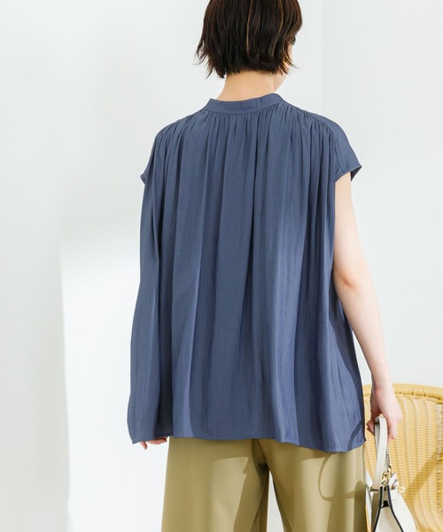 URBAN RESEARCH（アーバンリサーチ）の「2WAY割繊ギャザーブラウス（シャツ/ブラウス・レディース・グリーン/ネイビー/オフホワイト/チャコールグレー・FREE）」の9枚目の写真