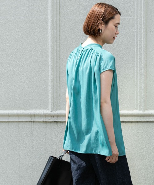 URBAN RESEARCH（アーバンリサーチ）の「2WAY割繊ギャザーブラウス（シャツ/ブラウス・レディース・グリーン/ネイビー/オフホワイト/チャコールグレー・FREE）」の17枚目の写真