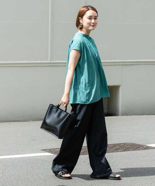 URBAN RESEARCH（アーバンリサーチ）の「2WAY割繊ギャザーブラウス（シャツ/ブラウス・レディース・グリーン/ネイビー/オフホワイト/チャコールグレー・FREE）」の18枚目の写真