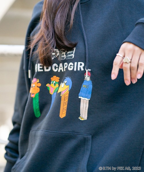 Red Cap Girl(レッドキャプガール)の「【PEZ × RED CAP GIRL】 裏毛イラスト ビッグシルエットフーディー プルパーカー(パーカー・メンズ・チャコールグレー/アイボリー/グレー・LARGE/MEDIUM)」の14枚目の写真