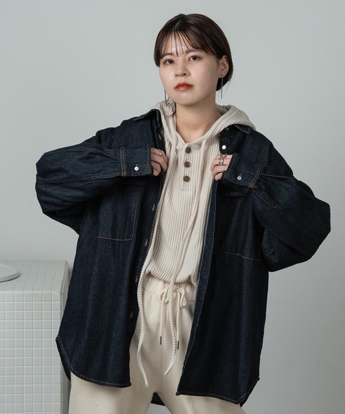 lawgy（ラウジー）の「over denim shirt jacket / オーバーデニムシャツジャケット（デニムジャケット・レディース・インディゴブルー/ブラック・FREE）」の2枚目の写真