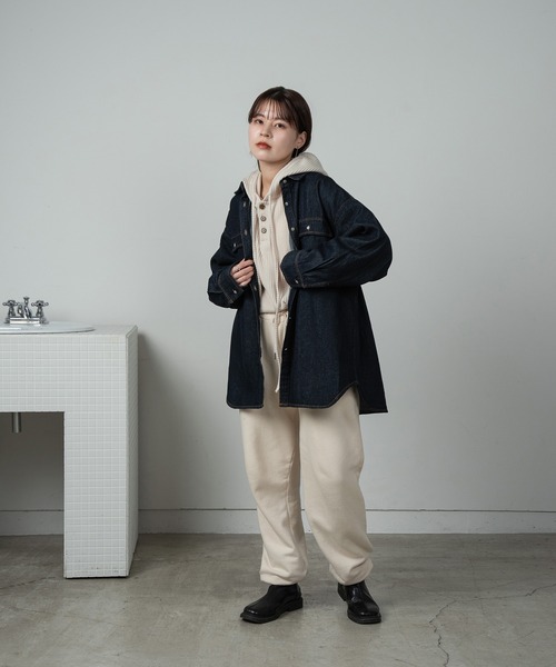 lawgy（ラウジー）の「over denim shirt jacket / オーバーデニムシャツジャケット（デニムジャケット・レディース・インディゴブルー/ブラック・FREE）」の13枚目の写真