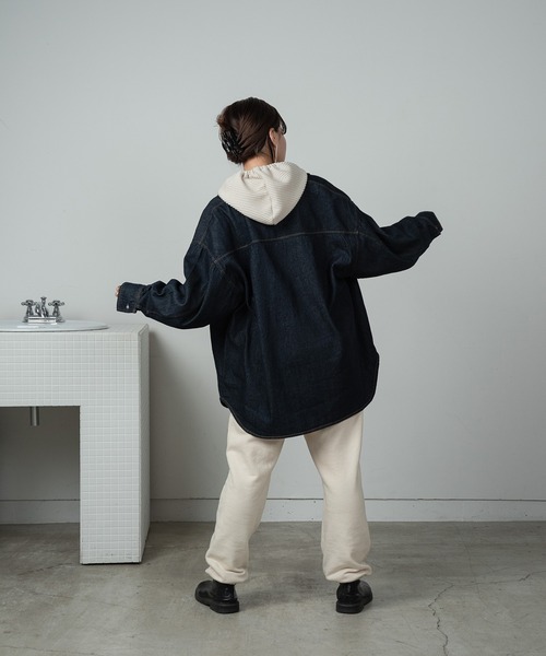 lawgy（ラウジー）の「over denim shirt jacket / オーバーデニムシャツジャケット（デニムジャケット・レディース・インディゴブルー/ブラック・FREE）」の9枚目の写真
