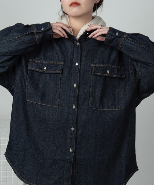 lawgy（ラウジー）の「over denim shirt jacket / オーバーデニムシャツジャケット（デニムジャケット・レディース・インディゴブルー/ブラック・FREE）」の3枚目の写真