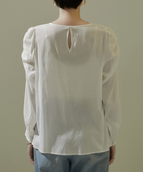 SALON adam et rope'(サロン アダム エ ロペ)の「【WEB限定】ギャザースリーブブラウス/24SS(シャツ/ブラウス・レディース・ブラック/オフホワイト/サックスブルー・FREE)」の16枚目の写真