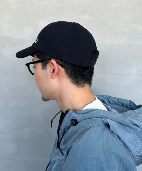 FRED PERRY（フレッドペリー）の「[FRED PERRY/フレッドペリー] ローレルリースワンポイント刺繍ロゴ キャップ（キャップ・レディース・ブラック/ネイビー・ONE SIZE）」の16枚目の写真