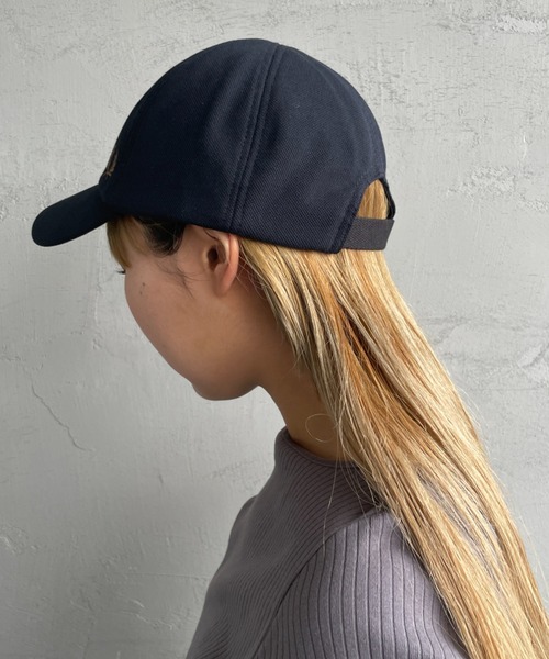 FRED PERRY（フレッドペリー）の「[FRED PERRY/フレッドペリー] ローレルリースワンポイント刺繍ロゴ キャップ（キャップ・レディース・ブラック/ネイビー・ONE SIZE）」の21枚目の写真