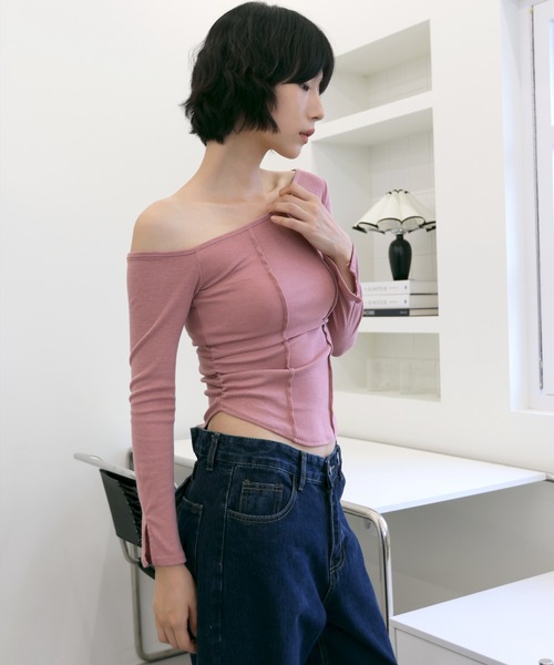 UNE MANSION(ユヌマンション)の「【UNE ORIGINAL】ワンオフショルダーアンバランスシャーリングスリットレースカットソー(Tシャツ/カットソー・レディース・アイボリー/ブラック/ホワイト/ピンク/バーガンディー/チャコール/ベージュ・FREE)」の6枚目の写真