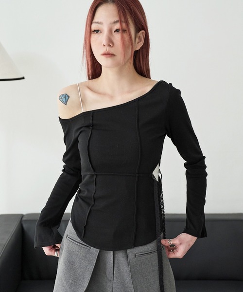 UNE MANSION(ユヌマンション)の「【UNE ORIGINAL】ワンオフショルダーアンバランスシャーリングスリットレースカットソー(Tシャツ/カットソー・レディース・アイボリー/ブラック/ホワイト/ピンク/バーガンディー/チャコール/ベージュ・FREE)」の16枚目の写真