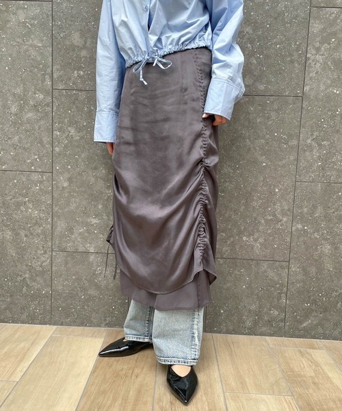 LOWRYS FARM(ローリーズファーム)の「サテンレイヤードスカート 100508(スカート・レディース・アイボリー/ブラック/チャコールグレー・FREE)」の3枚目の写真
