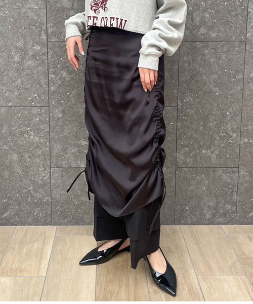 LOWRYS FARM(ローリーズファーム)の「サテンレイヤードスカート 100508(スカート・レディース・アイボリー/ブラック/チャコールグレー・FREE)」の2枚目の写真