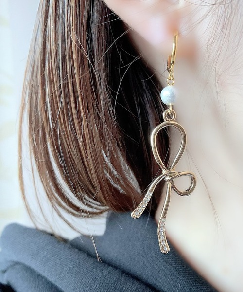 tone(トーン)の「【As】【アレルギー対応】リボン×コットンパール ゆらゆらイヤリング(ニッケルフリー)(MA)(イヤリング・レディース・ゴールド/シルバー系2/シルバー/ゴールド系2/ゴールド系3/シルバー系3/ゴールド系4・FREE)」の5枚目の写真