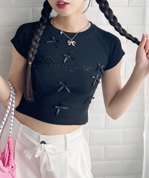 Loueme(ルエム)の「メニーリボンロゴ刺繍リブトップス(Tシャツ/カットソー・レディース・ブラック/ホワイト・FREE)」の1枚目の写真