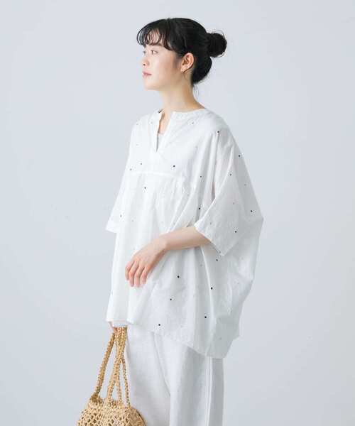 かぐれ　ドット刺しゅうワイドプルオーバー　OFF ブラウス シャツ かぐれ（カグレ）の「ドット刺しゅうワイドプルオーバー（シャツ